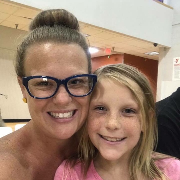 🌺 Meet your Posher 🌺 - Picture 2 of 12